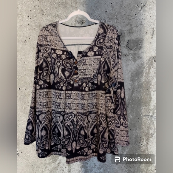 Tops - Women's Black and White Paisley Top Size 18W NWOT